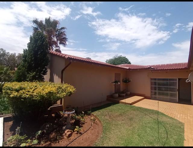 4 BEDROOM HOUSE FOR SALE IN THREE RIVERS EAST
